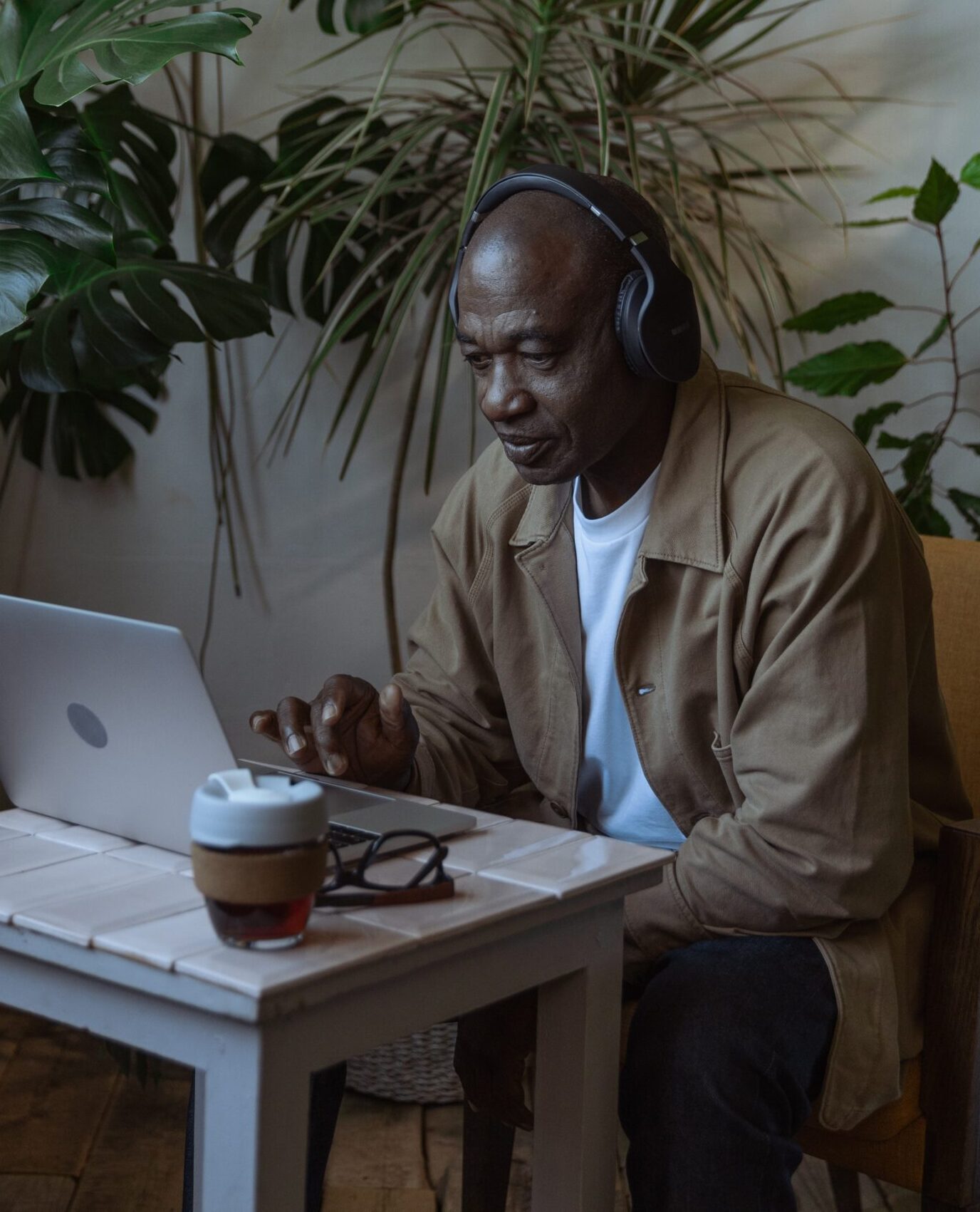 Señor escuchando audiolibros